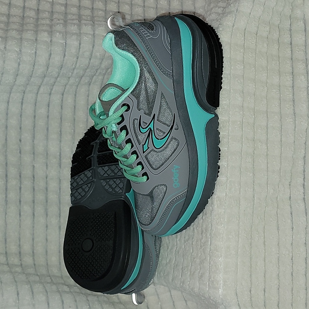 GDEFY comfort fit Gravity Defyer sneaker womans sz 6 NEW